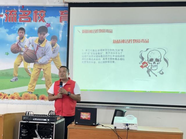 禁毒宣傳進(jìn)校園，讓青春綠色無毒 (3).jpg