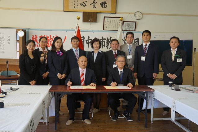 5-15 中山華僑中學(xué)與長(zhǎng)崎市立櫻馬場(chǎng)中學(xué)校簽訂友好協(xié)議.JPG