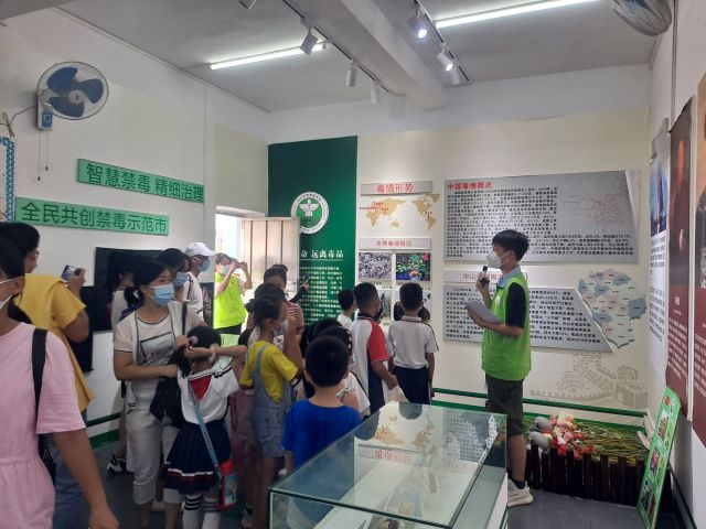 三鄉(xiāng)鎮(zhèn)開(kāi)展“拒絕毒品，你我同行“禁毒教育基地參觀活動(dòng)照片1.jpg