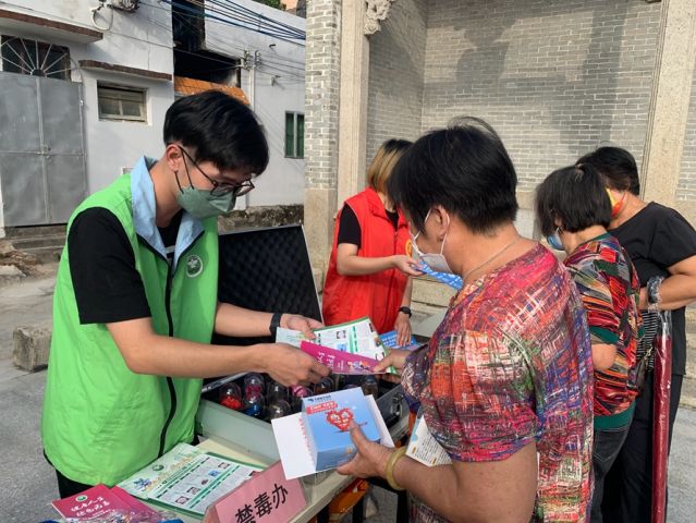 三鄉(xiāng)鎮(zhèn)開展“宣傳禁毒進(jìn)小家，‘無毒’社區(qū)靠大家”活動(dòng)照片3.jpg